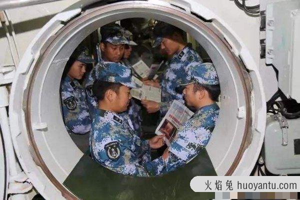 潜艇兵可怕的水下生活 空间密闭不知昼夜气味令人作呕