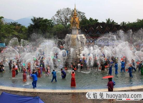 解析傣族泼水节的由来，为纪念英雄南粽布(傣历的新年)