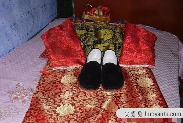 寿衣为什么像古代官服 寿衣参照清官服制造(清朝后才穿寿衣)