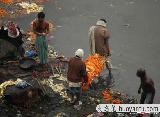 干了这碗恒河水典故，调侃被严重污染的恒河/河面遍布腐尸