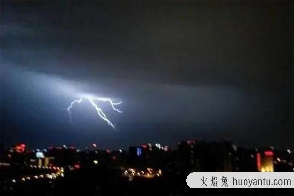 雷阵雨飞机能正常起飞吗：不能正常起飞（起飞隐患大）