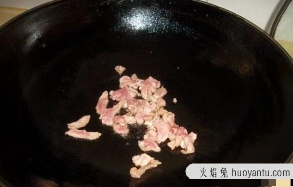 肉质鲜嫩小窍门，烹饪前加淀粉拌匀（烹饪时多放油）