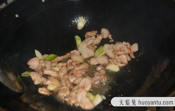 肉质鲜嫩小窍门，烹饪前加淀粉拌匀（烹饪时多放油）