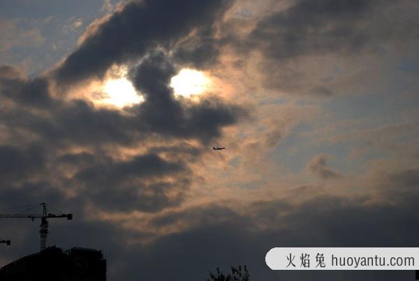 天空出现巨型人脸 个头巨大壮观惊人俯瞰大地（相当有趣）