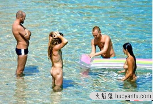 盘点世界十大天体浴场图片，男女全裸尽情狂欢(组图)