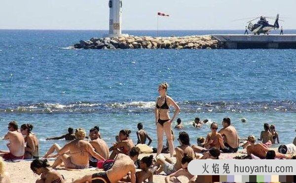 盘点世界十大天体浴场图片，男女全裸尽情狂欢(组图)