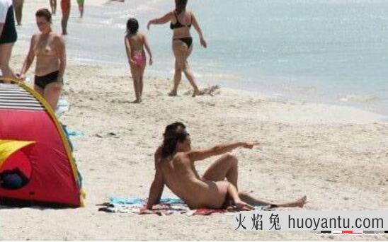 盘点世界十大天体浴场图片，男女全裸尽情狂欢(组图)