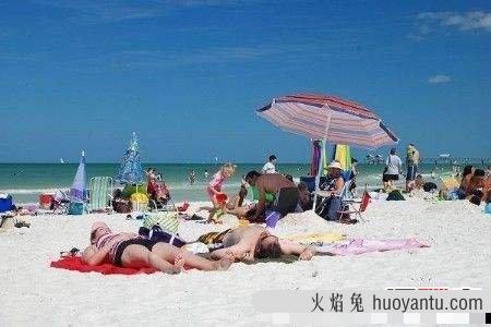 盘点世界十大天体浴场图片，男女全裸尽情狂欢(组图)