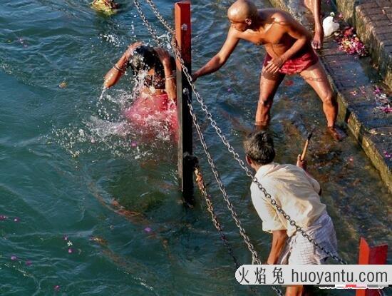 揭秘印度恒河水自净化之谜，含氧量非常高(微生物不能生存)